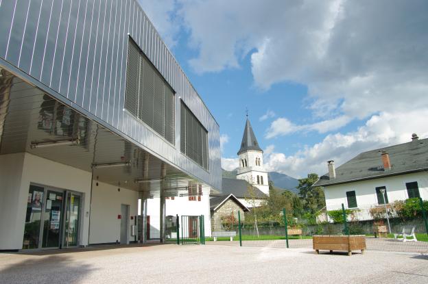 Façade sur parc de la mairie de l'école.