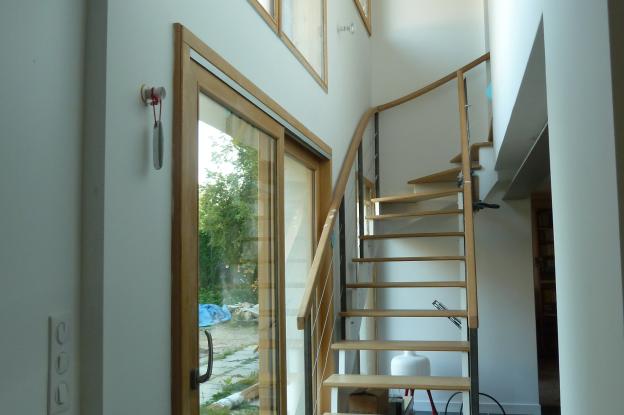 Nouvel escalier en façade sud. Il laisse passer la lumière dans le séjour.