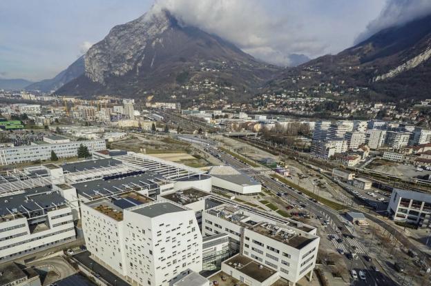 Vue aérienne de l'extension PHELMA 2 et de l'amphithéâtre à Grenoble. Crédit F.