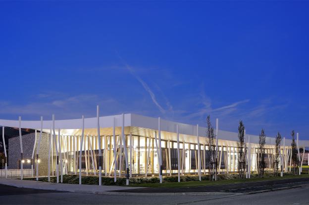 La médiathèque de la Côte Saint-André, de nuit. © Studio Erick Saillet