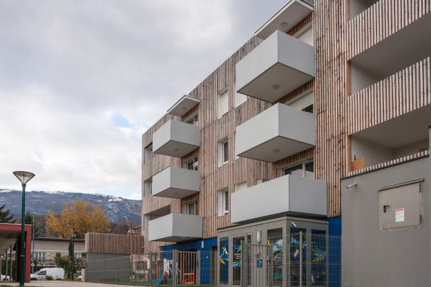 Vue extérieure de la façade sud du bâtiment "Arc en ciel".