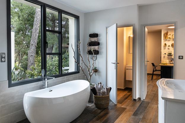 Salle d'eau ouverte sur patio privatif