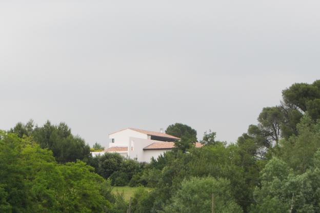Intégration dans le paysage:  contemporain avec de la tuile canal