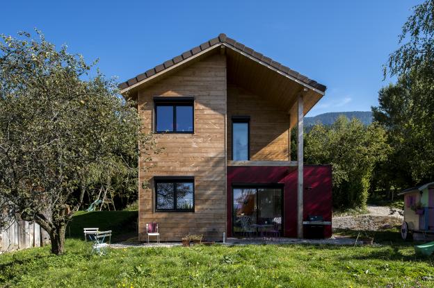 Maison en bois et son petit volume cubique rouge