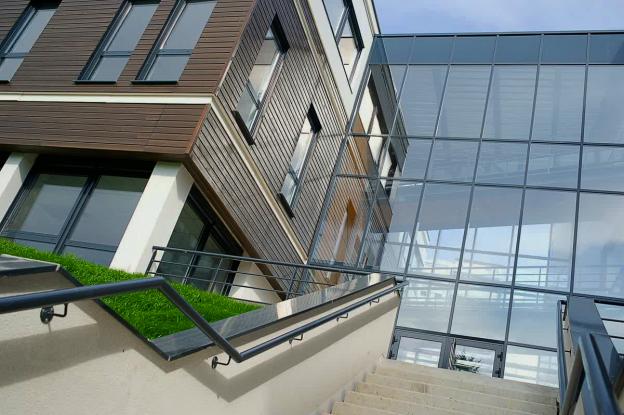 Construction HQE de deux immeubles de bureaux avec un commerce situé en zones fr