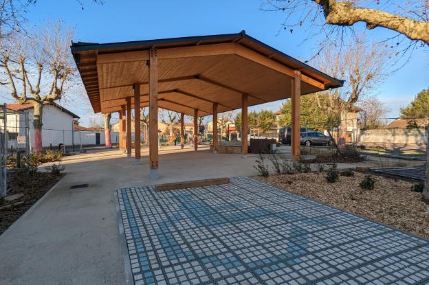 Halle ouverte - Place de Cholet - charpente bois / toiture zinc - à Colombier Sa