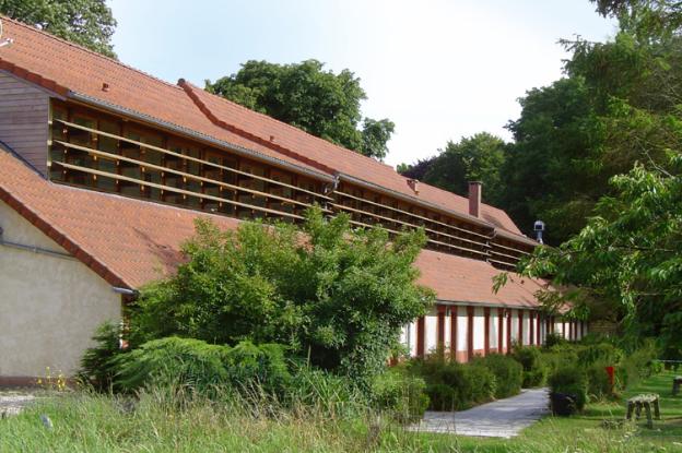 Château du Broutel - Façade arrière, chambres à RdC, couloir d'accès à l'étage.