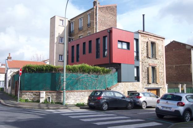 La maison et son extension sur l'angle des deux rues.
