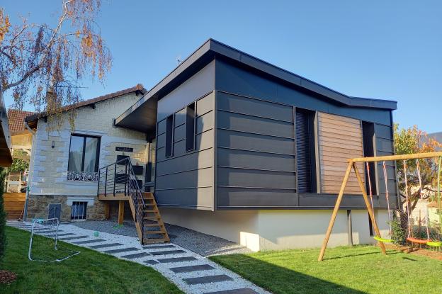 Facade est de la maison et angle sud est de l'extension