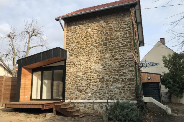 Le pignon existant et l'extension qui entoure la maison