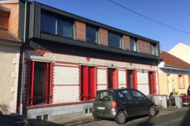 La façade existante conservée et rénovée, avec la surélévation et le bow window 