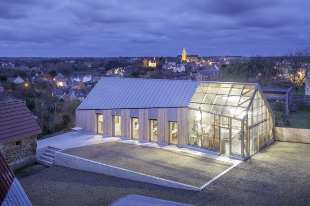 Agence d'architecture à LA ROCHE DERRIEN, vue de nuit, photographie Frédéric BAR