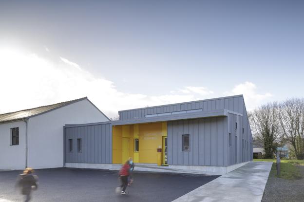 Restaurant scolaire à POMMERIT JAUDY, entrée façade Nord-Est, photographie Frédé