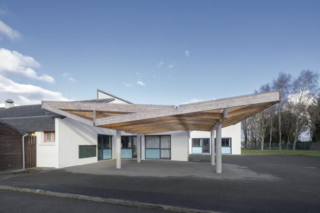 Préau à l'école publique de LA ROCHE DERRIEN, façade Sud, photographie Frédéric 