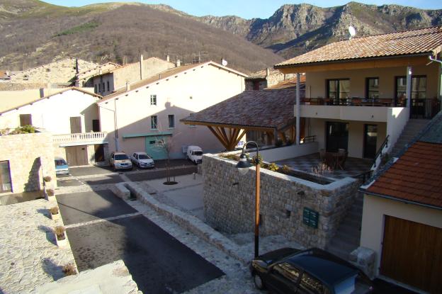 vue vers les logements et la halle