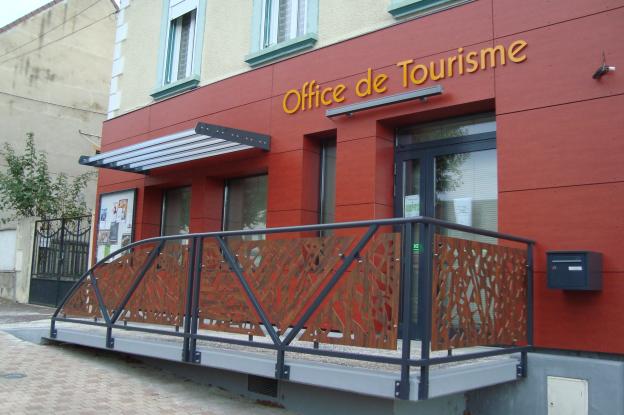 Vue sur entrée avec rampe PMR