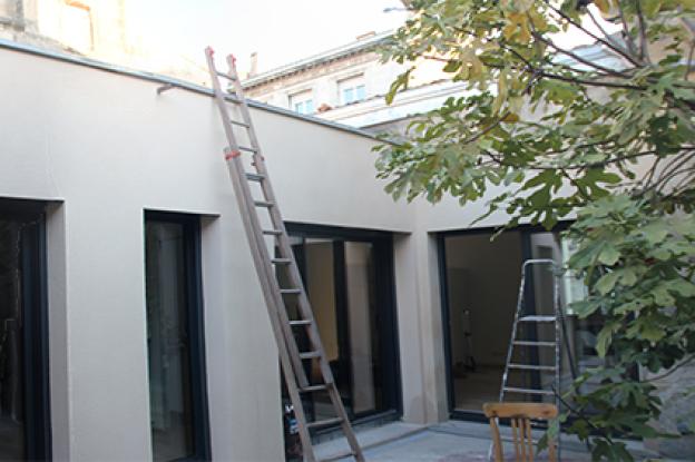 Façade sur cour intérieure, vue sur l'extension.