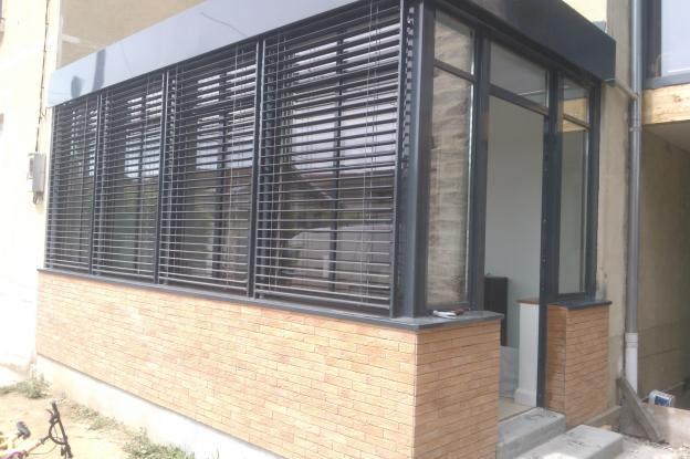 brises soleil orientables extérieures = gestion de la lumière et de l'ensoleille