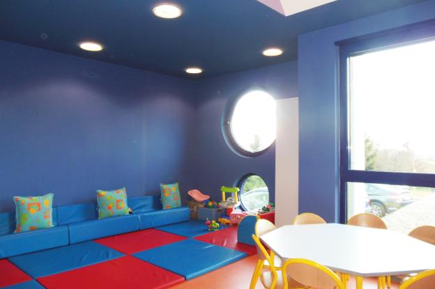 Moments paisibles non loin des autres enfants