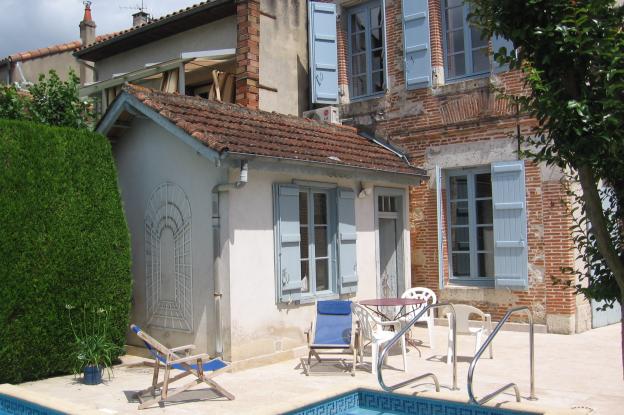 Vue de la cuisine existante accolée à l'habitation.