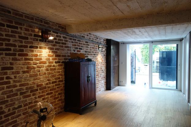 Sous-sol aménagé comme salon de détente et chambre d'amis