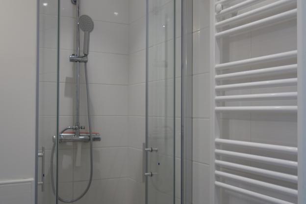 Petite salle d'eau optimisée