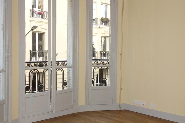 Salon avec mise en valeur des moulures et du bow-windows