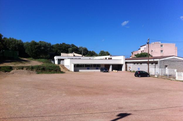 création d'une salle de classe supplémentaire dans la continuité de la cour de l