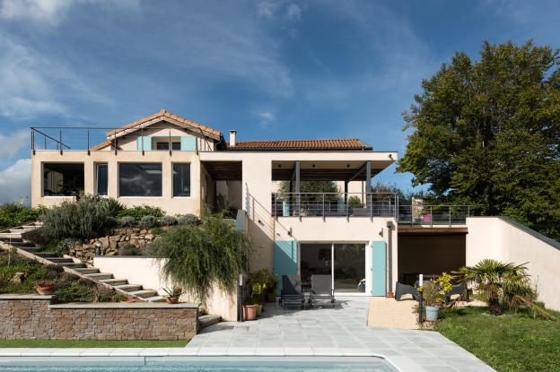 Extension d'une maison pour aménager une studio encastré dans la pente du terrai