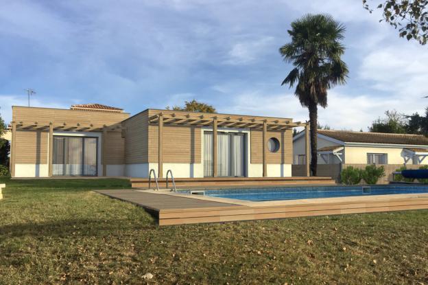 Extension d'une maison d'habitation et création d'un patio autour d'un arbre exi