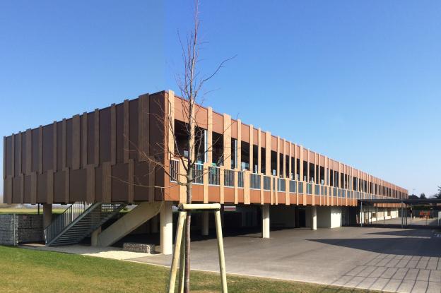l'école élémentaire surplombe la maternelle et le préau