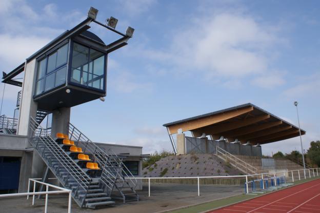 1-vestiaires_tour_de_chronometrie_et_couverture_des_gradins_au_stade_dathletisme