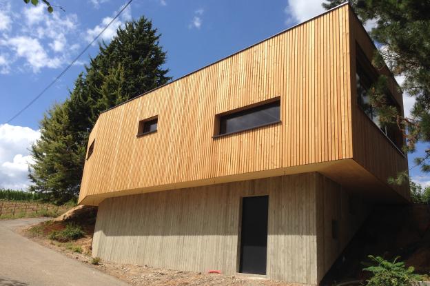 Pool House assis dans le talus du site