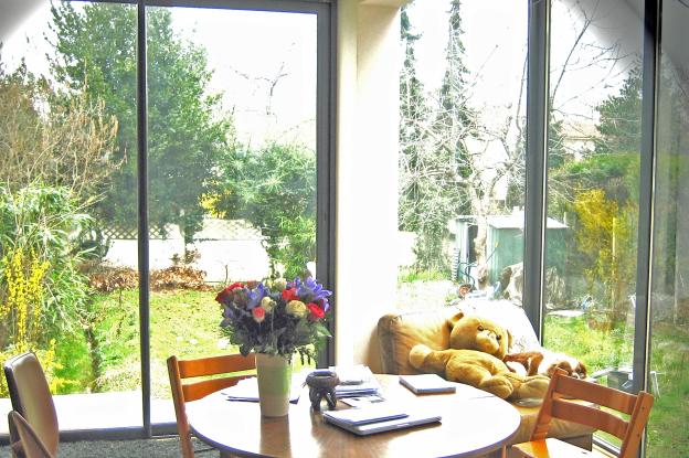 Salle à manger avec vue sur le jardin
