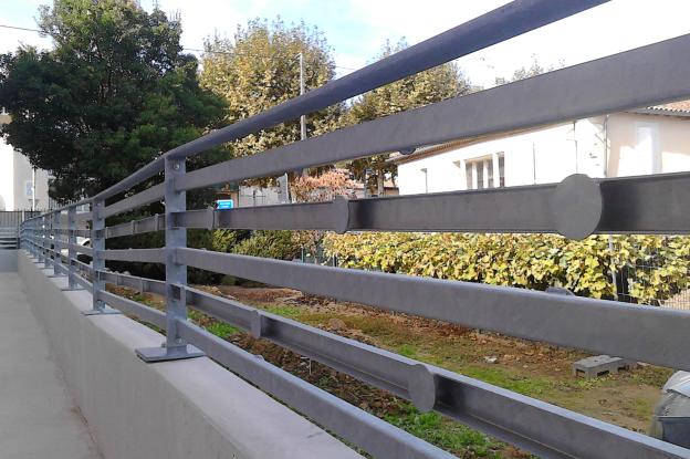 réalisation rampe béton et son garde corps métal  