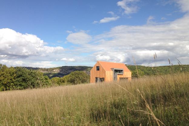 Une maison perdue dans le paysage