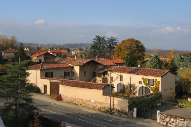 Vue lointaine sur la maison réhabilitée