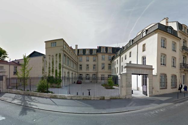 Vue sur la cour depuis la rue Stanislas