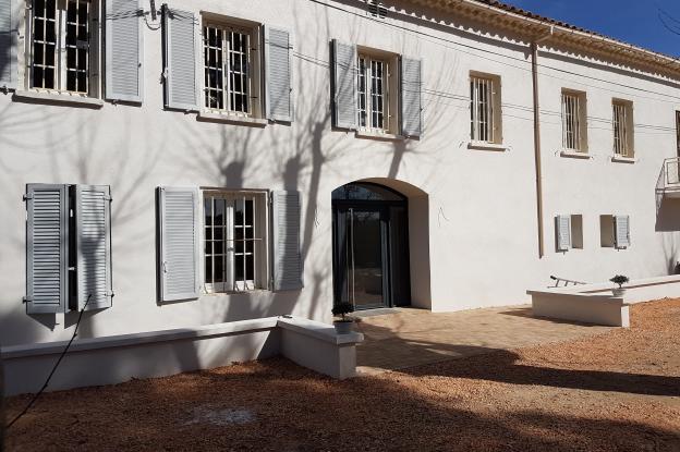 la bastide rénovée, l'entrée plus large et au centre du bâtiment accueille génér