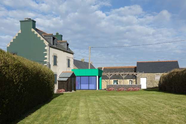 Extension d'une ferme ancienne avec pergola attenante