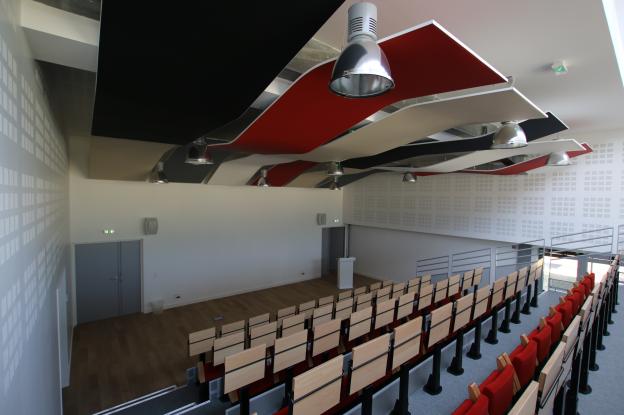 amphithéâtre à gradins escamotables avec traitement acoustique