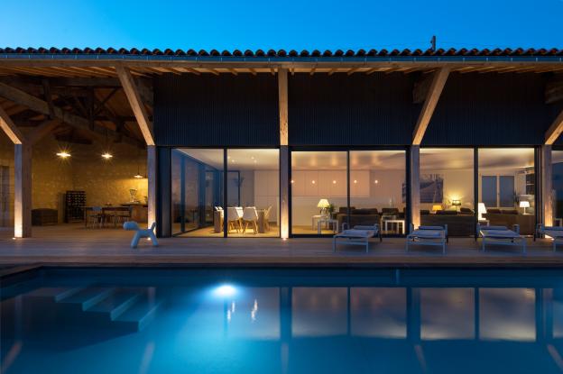 Vue de nuit sur séjour et piscine. Benoît Bost photographe.