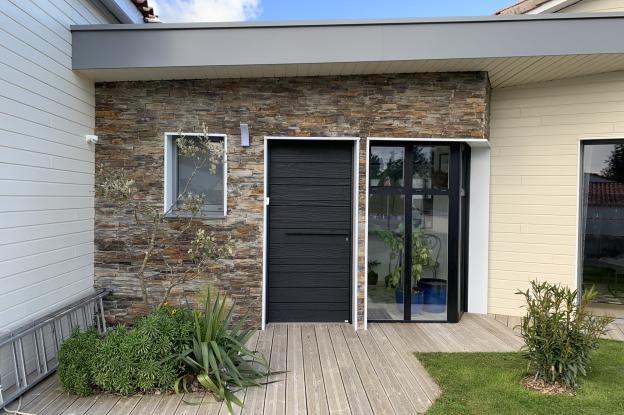 18034_re_maison_individuelle_entree.jpeg