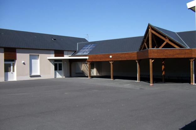 Vue de la cour sur le préau et les salles neufs