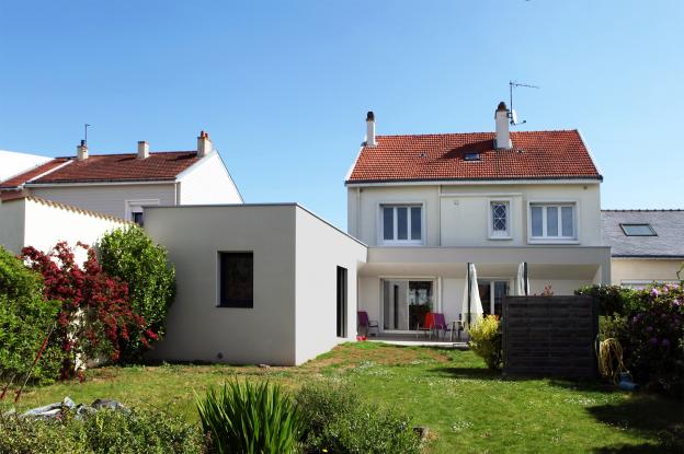 l'extension se développe sur la maison où elle construit un auvent