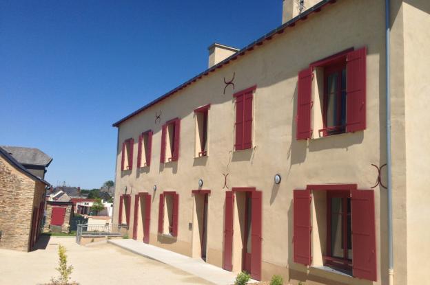 Vue depuis la cour, l'entrée principale et le logement d'urgence