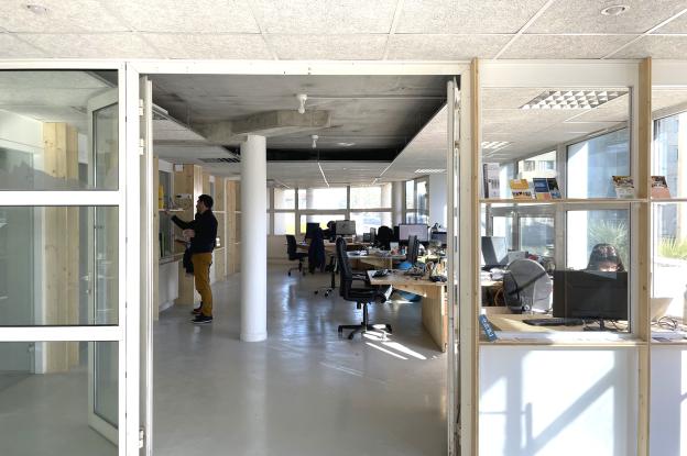 Entre l'espace de coworking et l'espace convivialité.