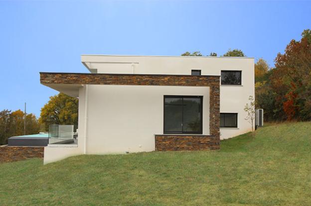 Villa d'exception sur terrain en pente