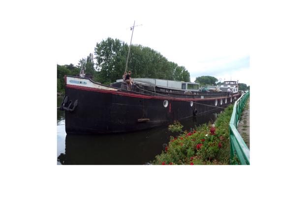 Phase chantier - vue de la péniche depuis l'exterieur