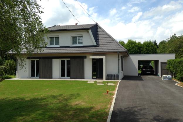 Côté rue, la maison existante au 1er plan et l'amorce de l'extension derrière